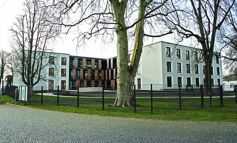 Das Gebäude heißt Mariott-Glocker-Haus und besteht aus mehreren Teilen. In der Mitte befindet sich ein Teil mit großen vertikalen Holzpanelen an der Fassade. Zwischen den Holzpanelen sind große Fensterflächen eingebaut.