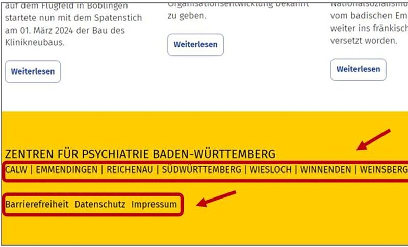 Bildschirm-Foto von der Startseite. Im unteren Bereich von der Internetseite sind 2 Kästen. Im ersten Kasten sind die Internetseiten von den einzelnen Standorten markiert. Ein Pfeil zeigt auf den Kasten. Im zweiten Kasten sind die Verlinkungen zu Barrierefreiheit, Datenschutz und Impressum markiert. Ein zweiter Pfeil zeigt darauf. 