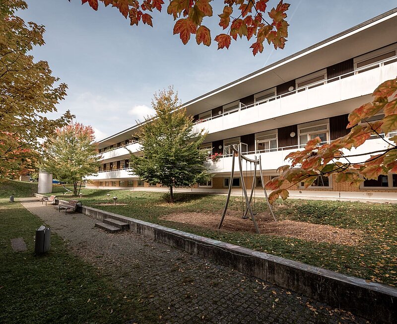 3-Kinder-und-jugendpsychiatrische-Tagesklinik-Boeblingen Spätsommerlicher Blick auf das Gebäude der Kinder-und Jugendpsychiatrischen Tagesklinik.