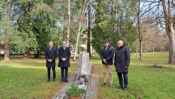 Hanno Hurth (Landrat Landkreis Emmendingen), Manfred Lucha (Minister für Soziales, Gesundheit und Integration des Landes Baden-Württemberg), Michael Eichhorst (Geschäftsführer ZfP Calw und Emmendingen) und Stefan Schlatterer (Oberbürgermeister Stadt Emmendingen) bei der Kranzniederlegung am Euthanasiedenkmal. 