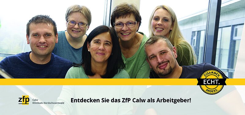Vier Frauen und zwei Männer stehen in einem Raum, lächeln und blicken in die Kamera. Das Bild wird für das Stellenportal ZfP Calw genutzt.