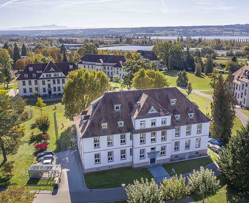 Historisches vierstöckiges Gebäude in welchem sich die Klinik für Suchttherapie befindet. Die Klinik ist von weiteren ähnlichen Gebäuden umgeben.