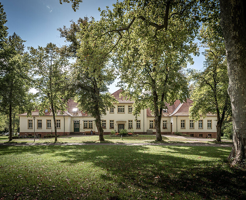 Das Fachpflegeheim ist in einem großen historischen Gebäude untergebracht. Es wird von einer Parkanlage umrandet.