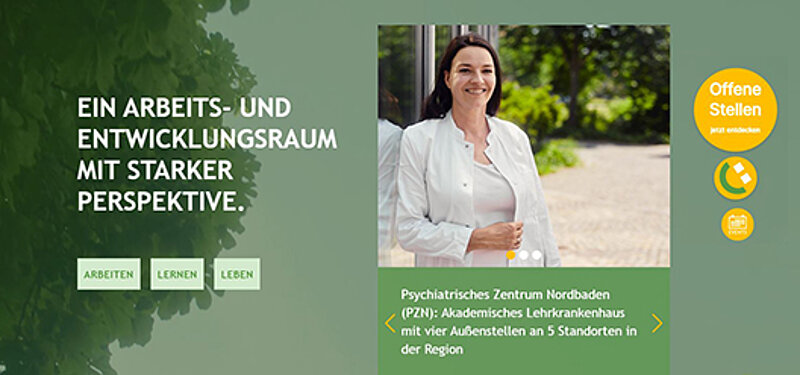Eine Frau im weißen Kittel steht lächelnd vor einem Gebäude. Das Bild wird für das Stellenportal PZN Wiesloch verwendet.