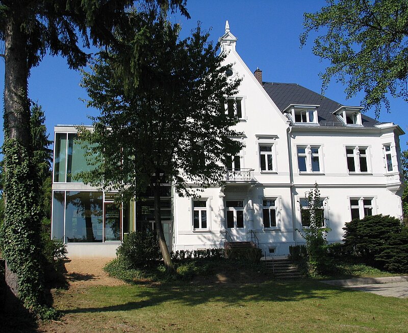 Villenartiges Gebäude mit modernem Anbau. Hier befindet sich die Tagesklinik Lahr.