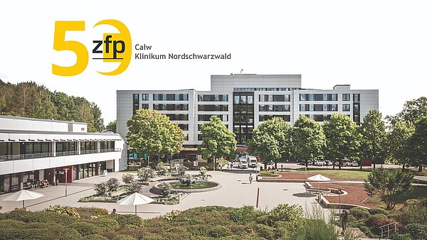 Ansicht Zentralgebäude des ZfP Calw mit Jubiläumslogo im Bild 