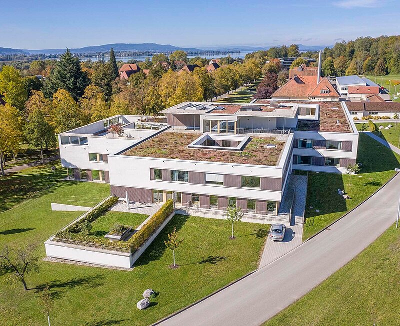 Blick von oben auf den Neubau der Klinik für Alterspsychiatrie. Im Hintergrund ist der Bodensee zu erkennen.